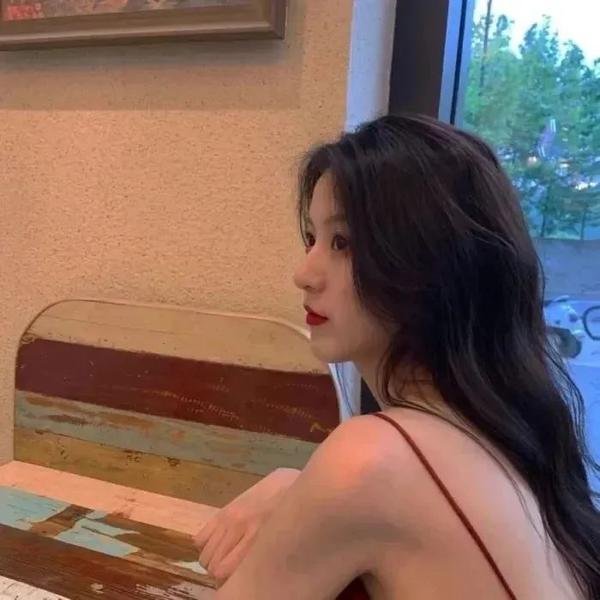 穿着旗袍的女孩